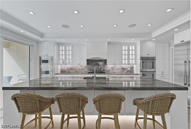 360 Carlton PL 11, Naples, FL 34108