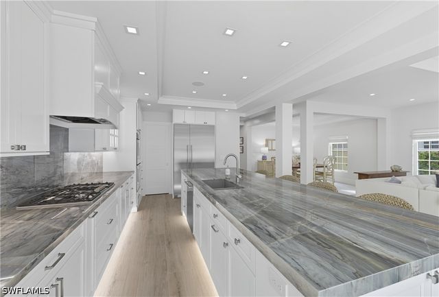 360 Carlton PL 11, Naples, FL 34108