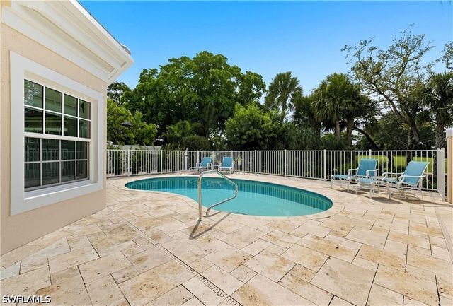 360 Carlton PL 11, Naples, FL 34108