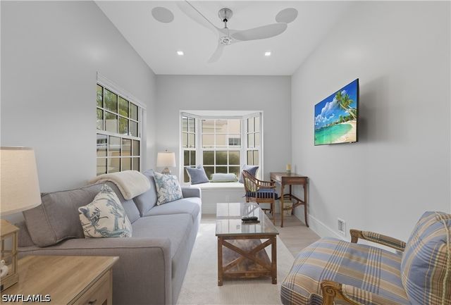360 Carlton PL 11, Naples, FL 34108