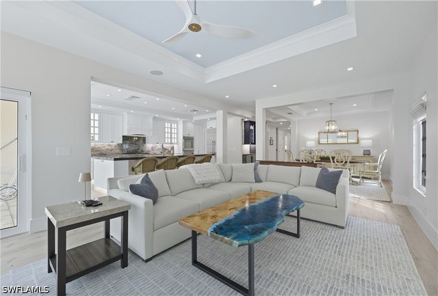360 Carlton PL 11, Naples, FL 34108