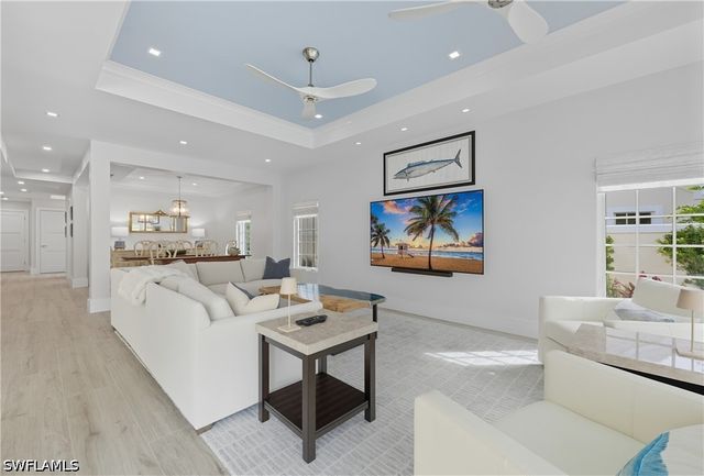 360 Carlton PL 11, Naples, FL 34108