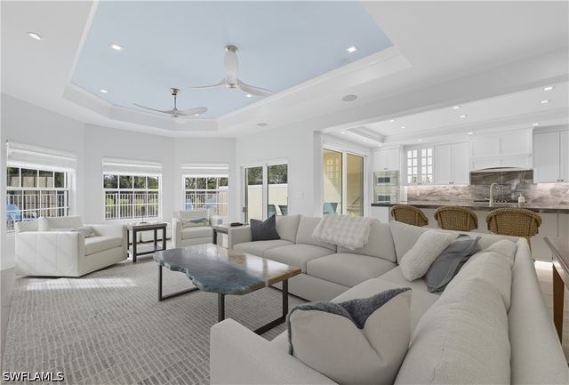 360 Carlton PL 11, Naples, FL 34108