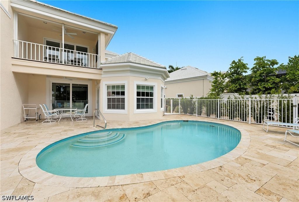 360 Carlton PL 11, Naples, FL 34108