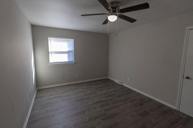 7216 N MOBERLY DR B, Columbia, MO 65202