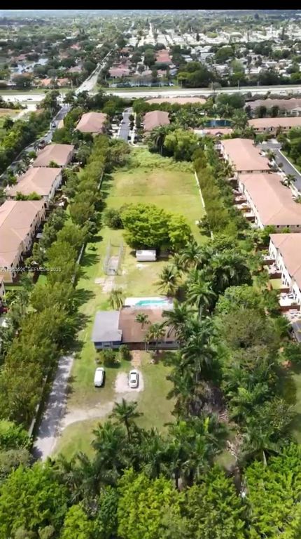 951 SW 121 Ave, Davie, FL 33325