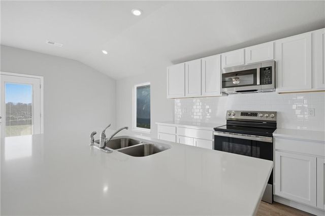 19475 Lincoln Street, Spring Hill, KS 66083