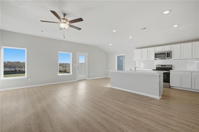 19475 Lincoln Street, Spring Hill, KS 66083