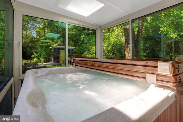 2412 BRENTWOOD PL, Alexandria, VA 22306