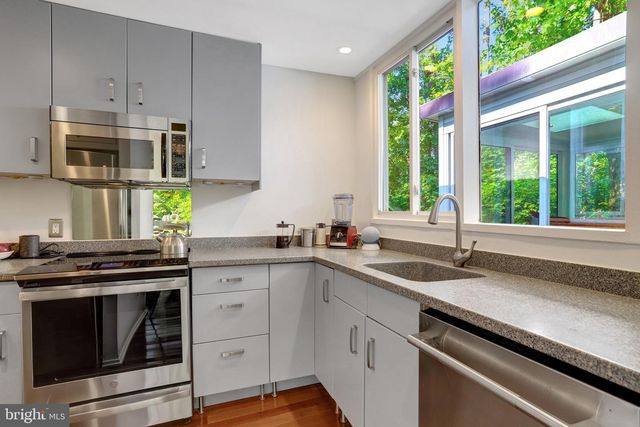 2412 BRENTWOOD PL, Alexandria, VA 22306