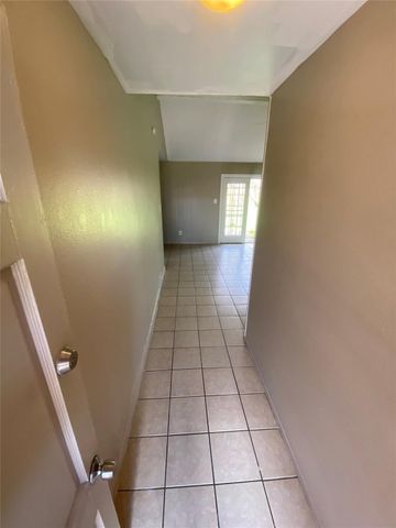 5814 Mackinaw Rd, Houston, TX 77053