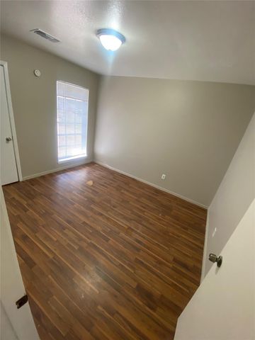 5814 Mackinaw Rd, Houston, TX 77053
