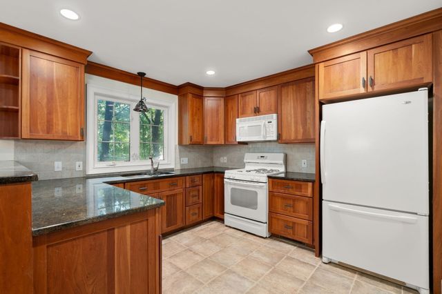 7 Castle Gate Road, Wayland, MA 01778