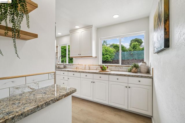 3020 Deseret Dr, Richmond, CA 94803