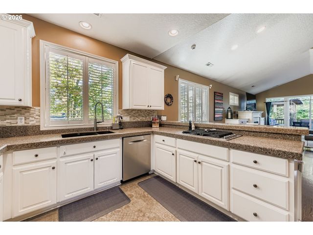 19874 BENNINGTON Ct, West Linn, OR 97068