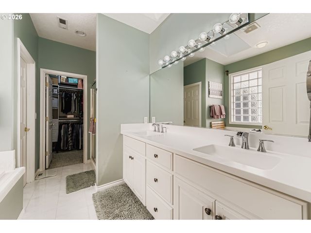 19874 BENNINGTON Ct, West Linn, OR 97068