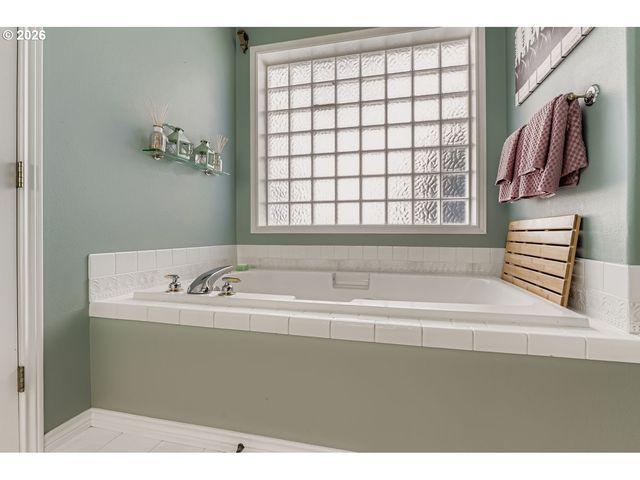 19874 BENNINGTON Ct, West Linn, OR 97068