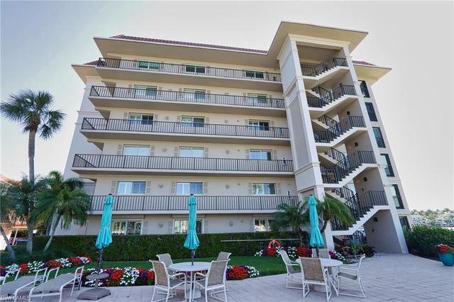 222 Harbour DR # 103, Naples, FL 34103