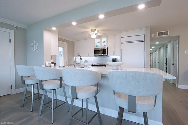 222 Harbour DR # 103, Naples, FL 34103