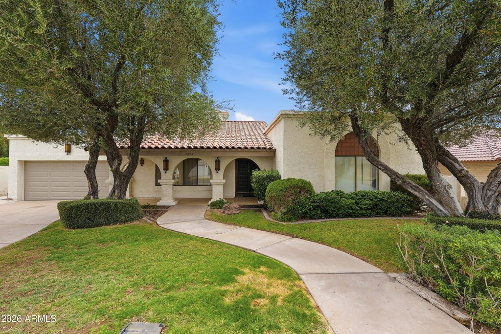 1204 E COMMODORE Place, Tempe, AZ 85283