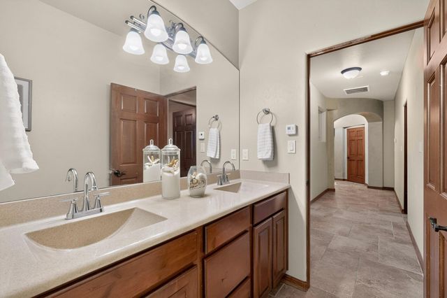 8200 Grape Harvest Court NE, Albuquerque, NM 87122