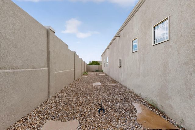 8200 Grape Harvest Court NE, Albuquerque, NM 87122