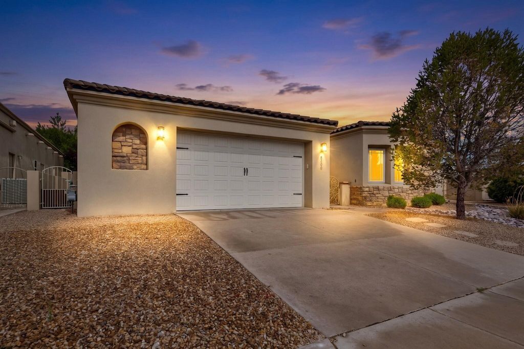 8200 Grape Harvest Court NE, Albuquerque, NM 87122