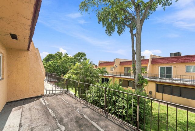 6 Spinning Wheel Lane, Tamarac, FL 33319