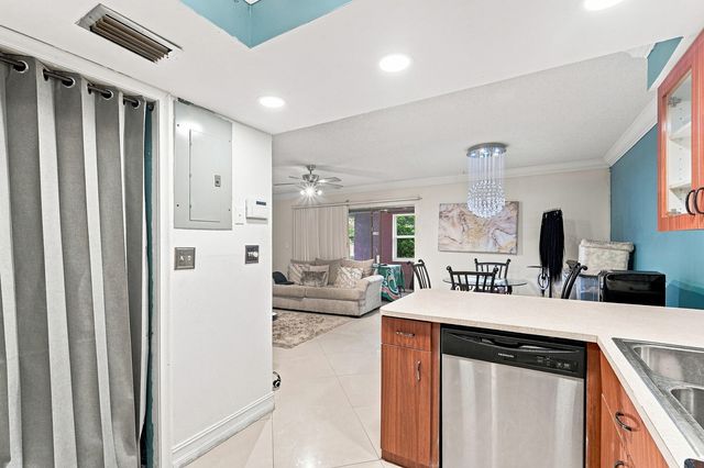6 Spinning Wheel Lane, Tamarac, FL 33319