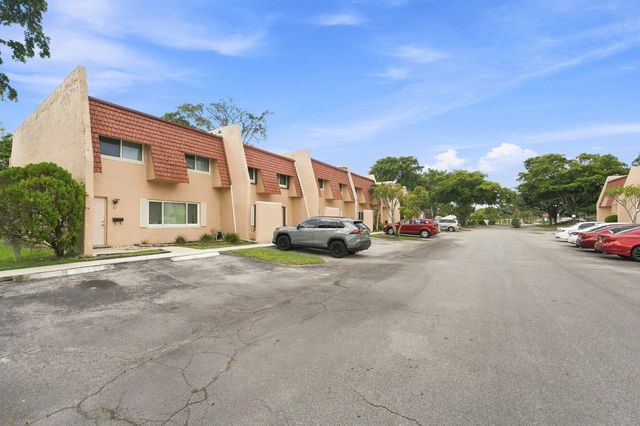 6 Spinning Wheel Lane, Tamarac, FL 33319