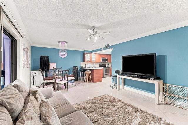6 Spinning Wheel Lane, Tamarac, FL 33319