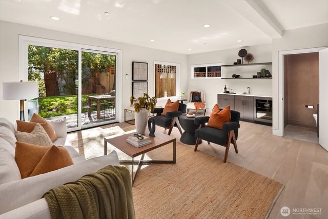 3949 A W Barrett Lane, Seattle, WA 98199