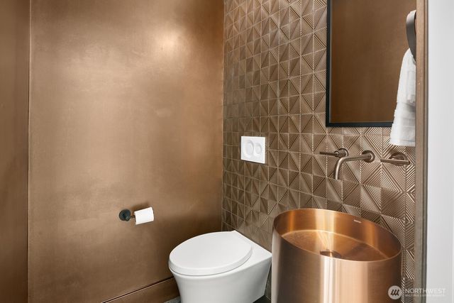 3949 A W Barrett Lane, Seattle, WA 98199