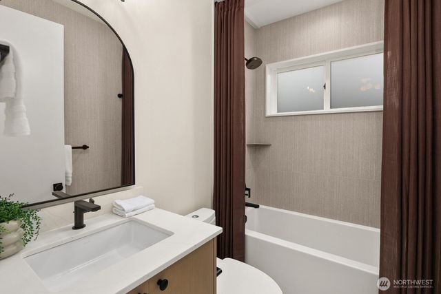 3949 A W Barrett Lane, Seattle, WA 98199