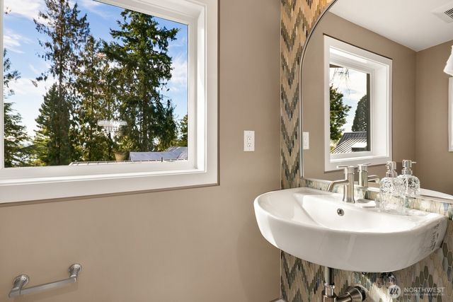 3949 A W Barrett Lane, Seattle, WA 98199