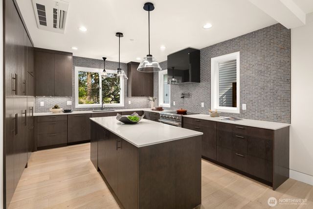 3949 A W Barrett Lane, Seattle, WA 98199