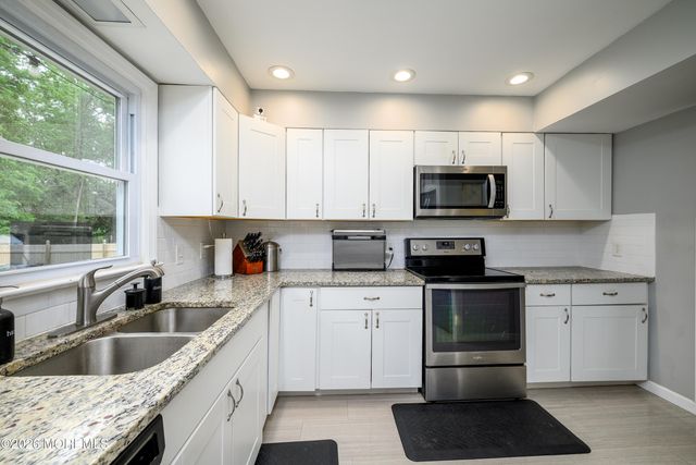 7 Boxwood Terrace, Toms River, NJ 08755