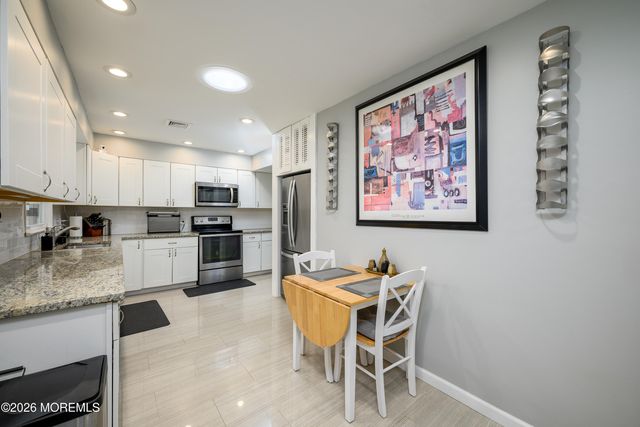 7 Boxwood Terrace, Toms River, NJ 08755