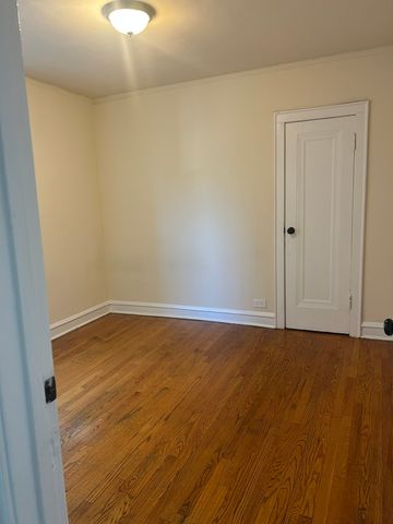 5427 W Montrose Avenue 1, Chicago, IL 60641