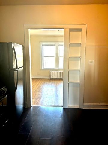 5427 W Montrose Avenue 1, Chicago, IL 60641