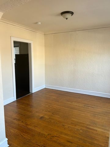 5427 W Montrose Avenue 1, Chicago, IL 60641