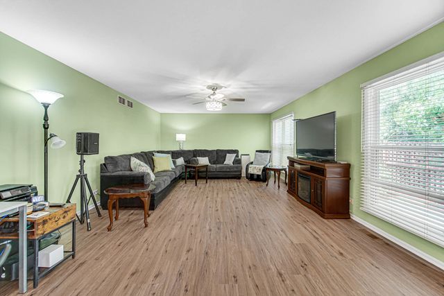1940 Waverly Lane, Algonquin, IL 60102
