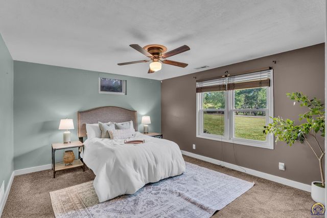 550 NW 58th St, Topeka, KS 66617