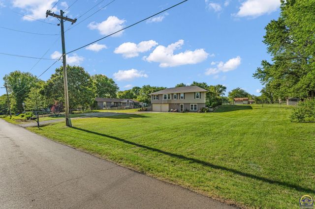 550 NW 58th St, Topeka, KS 66617