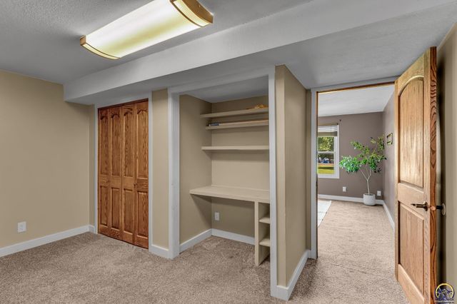 550 NW 58th St, Topeka, KS 66617