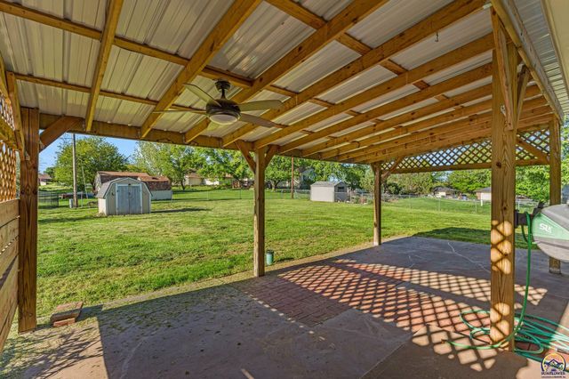 550 NW 58th St, Topeka, KS 66617