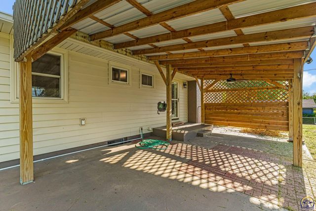550 NW 58th St, Topeka, KS 66617