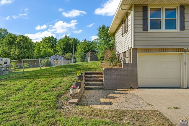 550 NW 58th St, Topeka, KS 66617