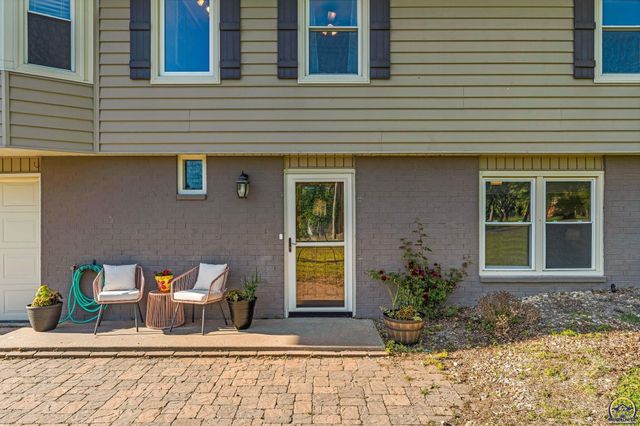 550 NW 58th St, Topeka, KS 66617