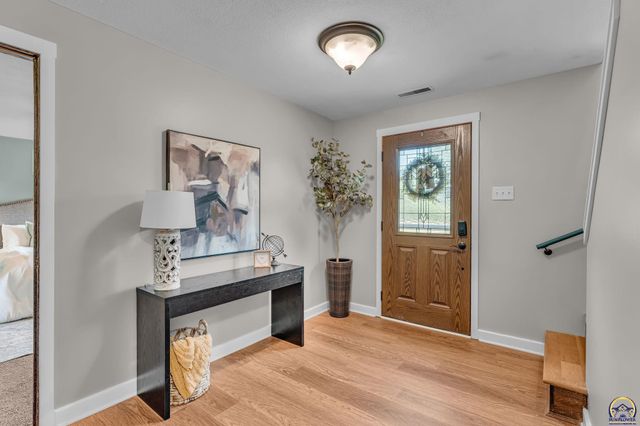 550 NW 58th St, Topeka, KS 66617